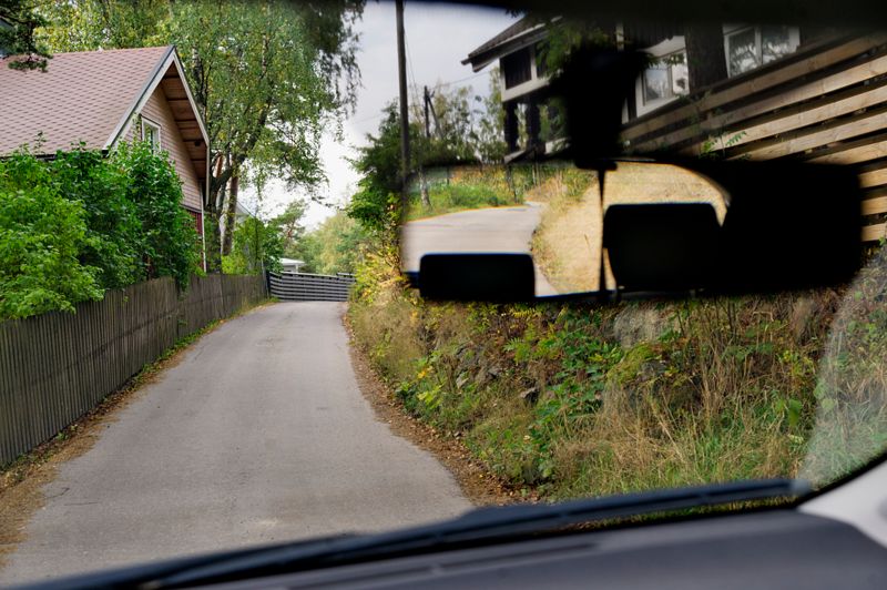 Smal och krokig väg i Gumbostrand.