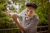 Pasi Hiihtola är välkänd som hälften av barnmusikduon Sås och Kopp, just nu aktuell även som kompositör för familjemusikalen Pinocchio, som sätts upp av Finns sommarteater. Alla kompisar spelade gitarr, men tvärflöjten kom att bli hans huvudinstrument.