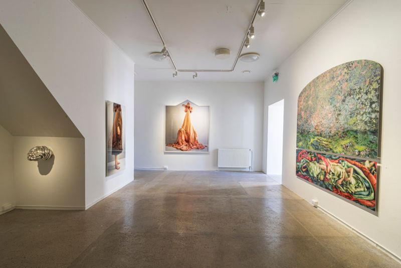 Utställningen Nested Realities på galleri Elverket blandar spännande installationer med målningar och fotokonst. Temat surrealism är aldrig långt borta.