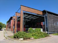 Tre bibliotekarier ifrågasätter juridiken i stadens beslut att stoppa löneutbetalningen under coronavåren 2020.