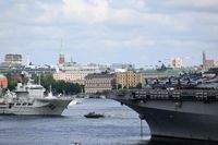 3.6.2022. Det enorma stridsfartyget USS Kearsarge  (till höger) i Stockholms hamn tillsammans med den svenska marinens räddningsfartyg under svenska Marinens 500-årsdag.