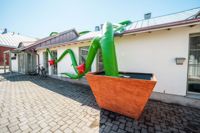 Installationen Ondskans Blommor utanför galleri Elverket är inspirerad av de surrealistiska parallella verkligheterna i datorspelens värld.