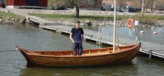 Traditionscentrum Kuggom i Lovisa fick ett ordentligt prestigelyft när Unesco utvidgade sin kulturarvslista. Den nordiska klinkbåtstraditionen finns nu med som ett kulturarv värt att bevaras. För träbåtsentusiasterna i Kuggom innebär det större synlighet för en gammal teknik att bygga båtar. Eddie Berglund hör till de ungdomar som önskar försörja sig som båtbyggare i framtiden.