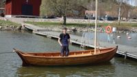 Traditionscentrum Kuggom i Lovisa fick ett ordentligt prestigelyft när Unesco utvidgade sin kulturarvslista. Den nordiska klinkbåtstraditionen finns nu med som ett kulturarv värt att bevaras. För träbåtsentusiasterna i Kuggom innebär det större synlighet för en gammal teknik att bygga båtar. Eddie Berglund hör till de ungdomar som önskar försörja sig som båtbyggare i framtiden.