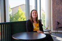 Handledare Sofia Eklund uppger att intresset för kursen är stort. Hon hoppas ändå på flera manliga deltagare. Här sitter hon i tingsrätten i Borgå.