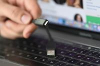 En uppgörelse har nåtts inom EU om att göra usb c-kontakter till standard för alla mobiltelefoner.