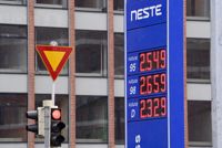 Priset på en liter 95-bensin ligger kring 2,5 euro för tillfället.