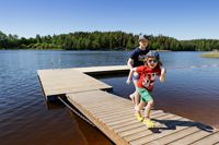 Hasselholmens simstrand i Borgå. Elmeri i förgrunden och Oliver på den nya bryggan vid de mindre barnens simstrand.