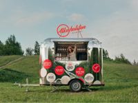 Så här ser Alkos kioskvagn ut enligt monopolets pressutskick. Ungefär tio olika alkoholfria drycker ingår i sortimentet.