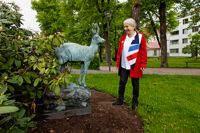 Stenbocken har förflyttats flera gånger men Anne-May Ståhlberg-Kuovi gillar statyns nuvarande plats.