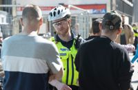Janne och Junde förhör Heikki Mäkiprosi om polisens operation där man städat bort både langare och missbrukare som orsakat oroligheter vid Vasaskvären i Sörnäs. Bägge två stödjer tanken om att också Helsingfors testar på ett övervakat brukarrum där missbrukarna kan ta sina droger och vid behov få stöd.