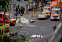 En bil rammade förbipasserande människor i en stimmig korsning i ett shoppingområde i centrala Berlin.