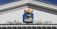 Ska de som arbetar i branscher med personalbrist i Helsingfors få högre lön nästa år? Det tycker borgmästare Juhana Vartiainen. Den här veckan förhandlar partierna i Helsingfors om budgeten för nästa år.