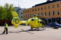 FinnHems läkarhelikopter landade på Borgå torg på onsdagen.