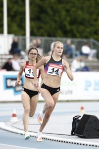 Nathalie Blomqvist (t.h.) tävlar för första gången på vuxennivå i VM i Eugene. Bilden är från en tävling i Esbo i juni. Till vänster Silan Ayyildiz från Turkiet.