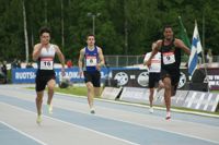 Eljas Aalto omgiven av britten James Harrison (nummer 16) och Jamaicas Anthony Carpenter (9) i 200 meters loppet.