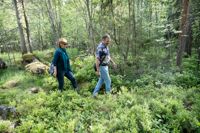 – Skogen är en så stor helhet, varför förstöra den, ens litegrann i kanterna? sade Malmgårdsinvånaren Arja Andersson (t.v.) till HBL i fjol.