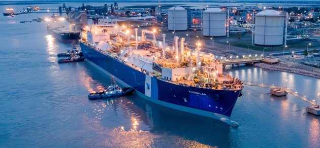LNG-fartyget Exemplar ska i framtiden stå i Ingå hamn. Nu byggs de behövliga konstruktionerna.