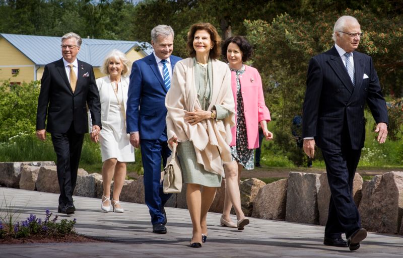 Med raska steg mot nästa programpunkt. Torsdagen bjöd på digert program för kungaparet, presidentparet och entourage.