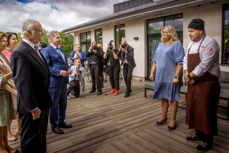 Kändiskocken Michael Björklund, här med hustrun Jenny, fick äran att servera gästerna lunch i sin restaurang. Sparris och abborrar stod på menyn.