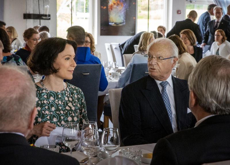Kung Carl XVI Gustaf hade Jenni Haukio som bordsdam under lunchen.