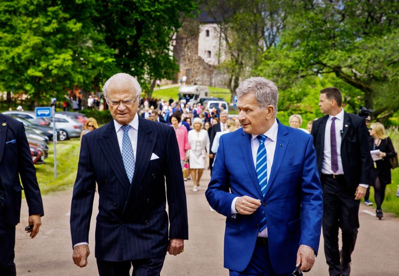 Kungen och presidenten med Kastelholms slott som fond.