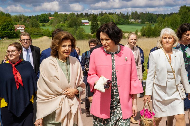 Fruarna, Drottning Silvia och Jenni Haukio, konverserade varandra på svenska. Bakom Jenni Haukio skymtar Sveriges Ambassadör i Finland, Nicola Clase och bredvid Drottning Silvia går Helena Norlén, gift med talman Anders Norlén.
