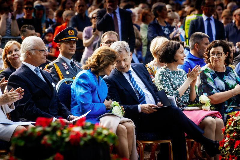 Drottning Silvia och president Sauli Niinistö utbytte hemligheter i samband med ceremonin på torget. Drottningen hade bytt kläder och bar nu en klarblå dräkt.