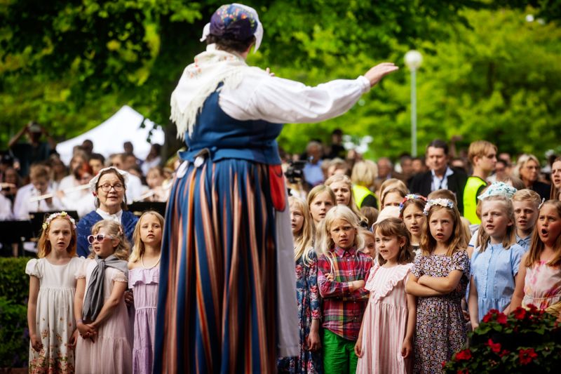 Den traditionella åländska visan Vinden drar uppfördes av en kör i samband med uppvaktningen vid Julius Sundbloms staty.