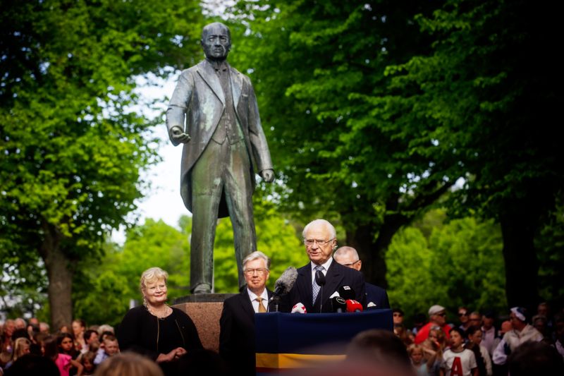Kung Carl XVI Gustaf fick applåder när han i sitt tal konstaterade att det var på tiden att en svensk kung kom på officiellt besök till Åland.