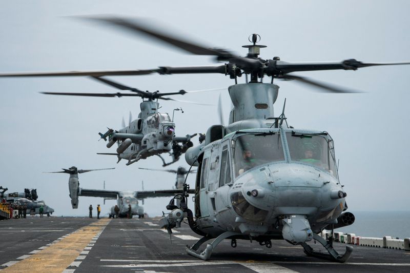 Trupptransporter kommer också att stödjas av AH-1Z Viper- och UH-1Y Venom-helikoptrar från USS Kearsarge.
