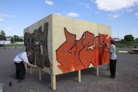Atte Moilanen och Pyry Rajala är erfarna graffitimålare och uppskatter att det under sommaren finns lagliga väggar att spreja på vid Konstfabriken.