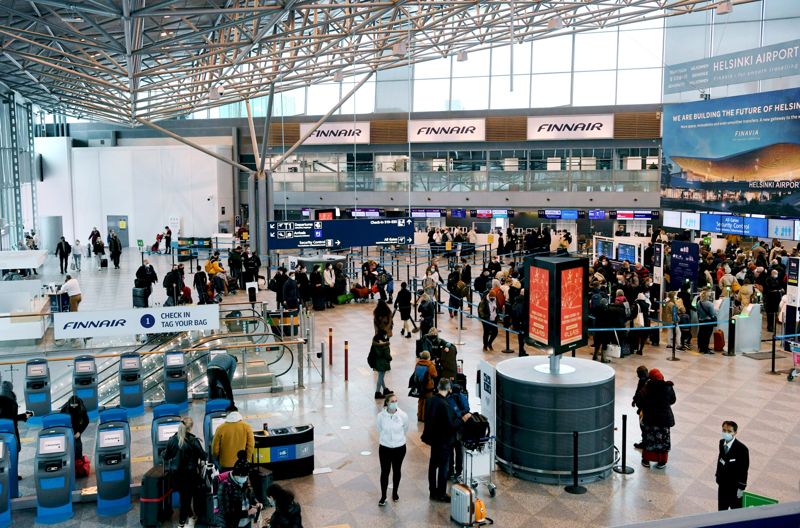 Rusning i avgångshallen på Helsingfors-Vanda flygplats. Den nya flygplatsprästen kommer speciellt att jobba på eftermiddagarna, när det är flest folk i rörelse.