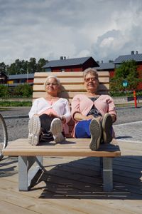 Carina Melander och Siv Boxström njuter av det vackra sommarvädret.