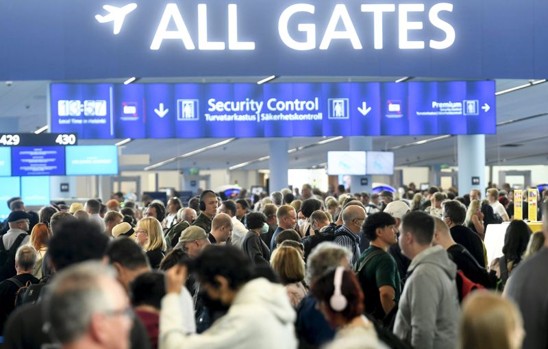 Flygresorna ökar kraftigt efter att pandemirestriktionerna släppt. På Helsingfors-Vanda flygplats har antalet resenärer ökat med hundratals procent jämfört med fjolåret.
