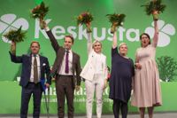 Hela Centerns ledning blev omvald på partikongressen i Villmanstrand. Från vänster viceordförande Markus Lohi, Petri Honkonen och Riikka Pakarinen, sedan partiordförande Annika Saarikko och partisekreterare Riikka Pirkkalainen.