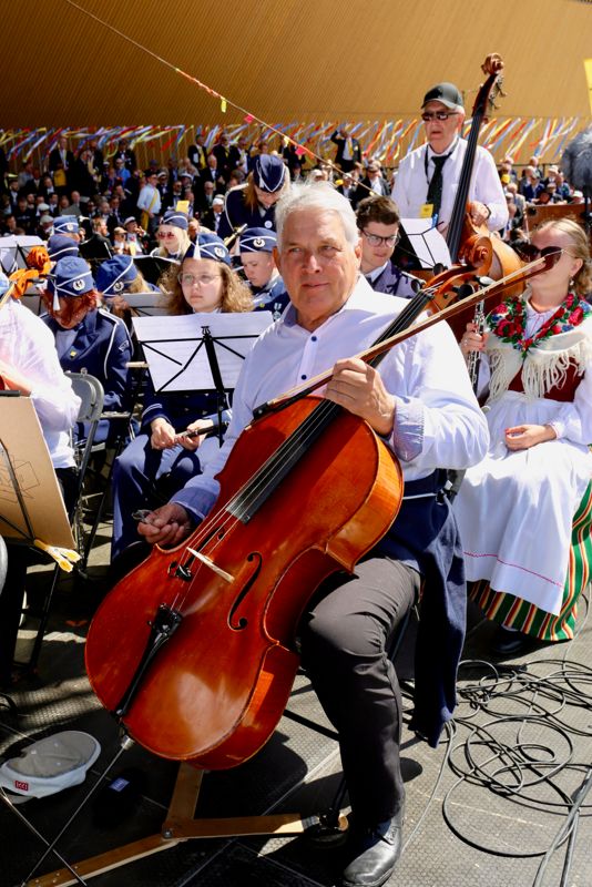 Sten Söderblom spelar i Helsingforsarbis Camerata och ingick i söndagens stororkester.