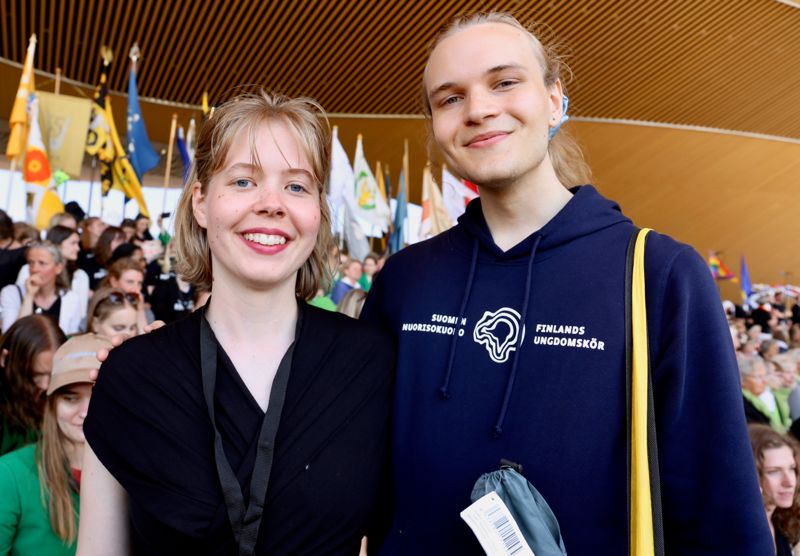 "Livet är bara en del av kören". Så berättar Dennis Svartbäck att sångarna i Finlands ungdomskör, grundad 2019, lite skämtsamt brukar säga. För honom kan musiken bli ett yrke, medan Melinda Karkola tycker att körövningskvällen ger det avbrott hon behöver.