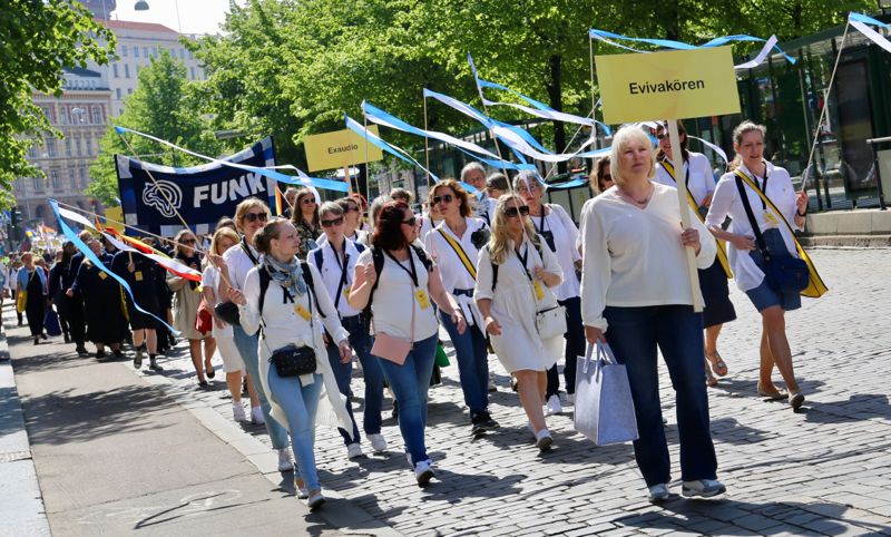 Körerna och orkestrarna paraderar förbundsvis. Evivakören kommer från Helsingfors.