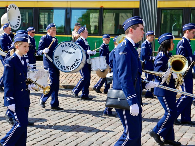 Söndagens festligheter inleddes med en parad genom Helsingfors centrum till Medborgartorget. Skådespelaren Riku Eklundh ropade in orkestrarna och körerna, och gav prov sin humor och sitt kunnande om Svenskfinland. Närpes skolmusikkår marscherade långt fram.