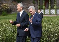 Natos generalsekreterare Jens Stoltenberg bjöds in till Gullranda för överläggningar på tumanhand med president Niinistö. Stoltenberg reser på måndagen till Sverige.