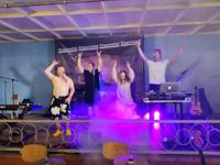 Den energiska duon SamZimon fick publiken med sig och hjälp på scenen av Kevin och Isabella.