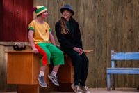 Pinocchio (Eddie Berger) filosoferar med Benjamin Syrsa (Frida Sågfors) kring moralfrågor i Finns sommarteater.