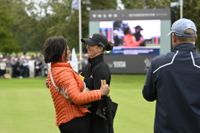 Linn Grant gratuleras av mamma Maria efter att ha blivit den första kvinnan att vinna en tävling som ingår på herrarnas Europatour.