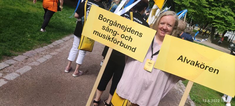 Söndagens festparad ringlar lång.