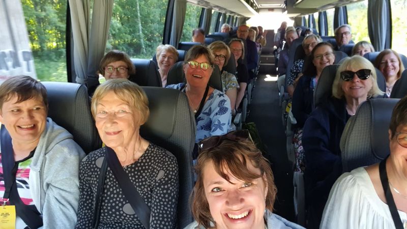 Förväntansfulla sångare på väg till sommarens höjdpunkt.