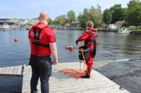 Sjöräddarna förevisar livräddning i Norra hamnen i Ekenäs.