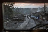 Resterna av en bil vid fronten i Sievjerodonetsk, den 8 juni. Arkivbild.