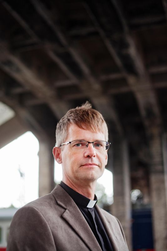 Kyrkoherde Johan Westerlund vill se att den kristna fostran, som bibelberättelser, lyfta fram innehållet i de kristna högtiderna och be bordsbön, gärna skulle ges utrymme. ”Vi skulle gärna vara lite frimodigare och ha lite större frihet för det som ändå är församlingens kärnverksamhet”, säger Johan Westerlund.
