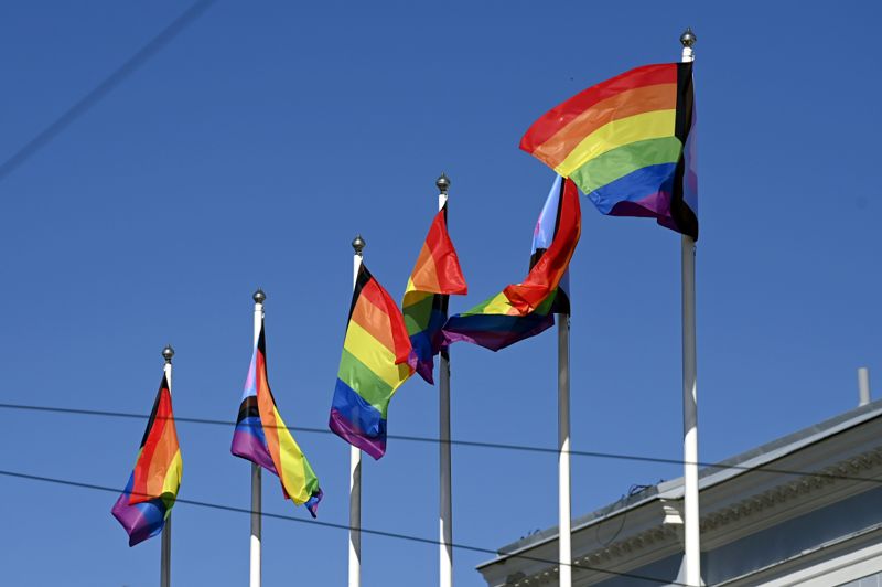 Prideflaggor vajar i sommarvinden i Helsingfors.